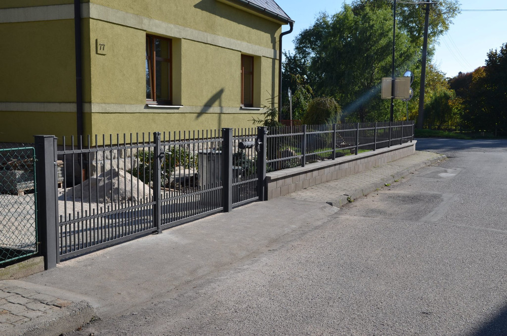 Kovaná brána a branka včetně oplocení.